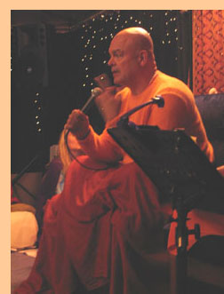 Swami Chetanananda answering a question from the audience